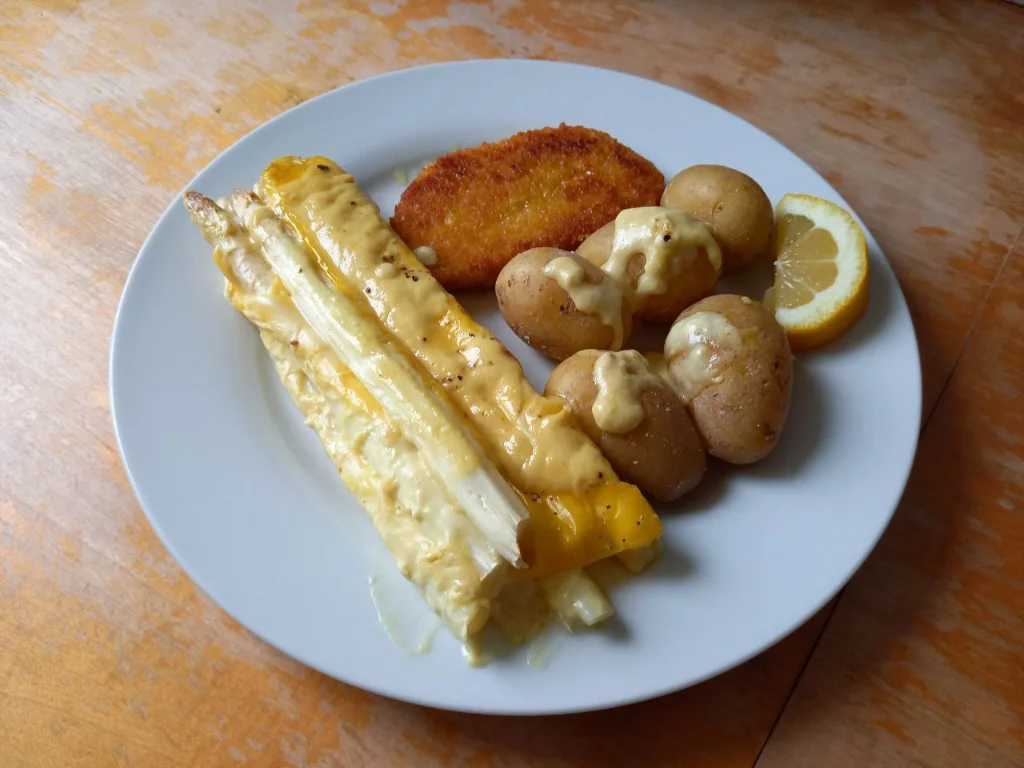 Veganes Rezept Spargel mit Schnitzel und Kartoffeln Veganes Rezept Spargel mit Schnitzel und Kartoffeln