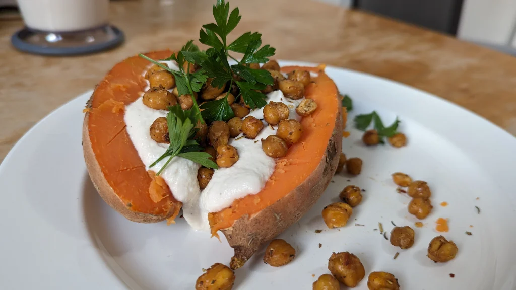 Veganes Rezept Süßkartoffeln mit Cashewsauce und Kichererbsen